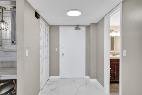 Condo in South Palm Beach, Florida, 2 bedrooms  № 1819701 - photo 2