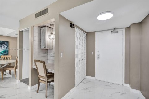 Condo in South Palm Beach, Florida, 2 bedrooms  № 1819701 - photo 3