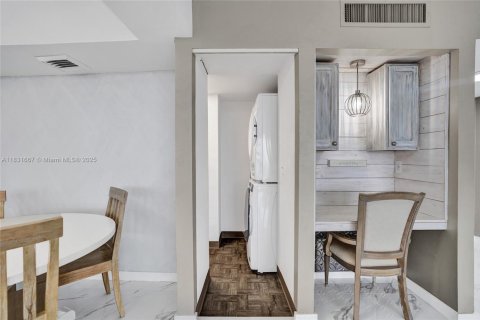 Condo in South Palm Beach, Florida, 2 bedrooms  № 1819701 - photo 12