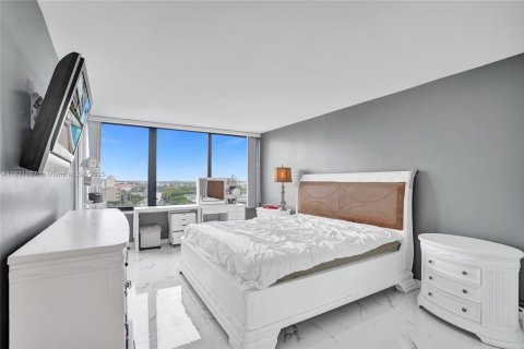Condo in South Palm Beach, Florida, 2 bedrooms  № 1819701 - photo 15