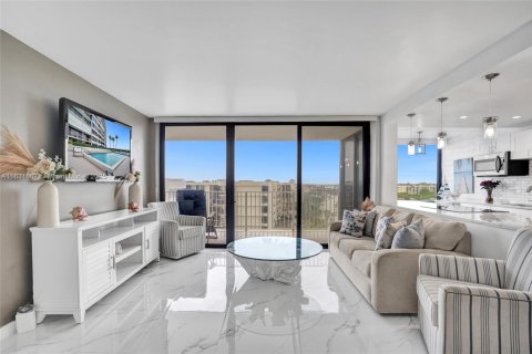 Condo in South Palm Beach, Florida, 2 bedrooms  № 1819701 - photo 7