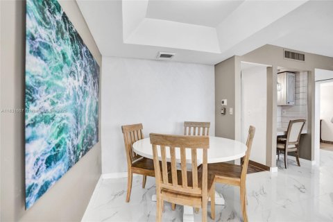 Condo in South Palm Beach, Florida, 2 bedrooms  № 1819701 - photo 14