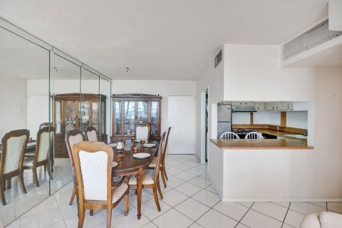 Condo in Miami Beach, Florida, 3 bedrooms  № 2084400 - photo 17