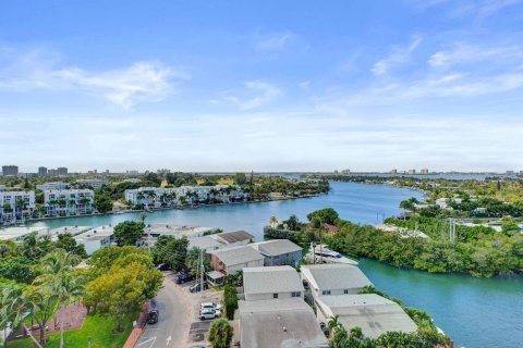 Condo in Miami Beach, Florida, 3 bedrooms  № 2084400 - photo 2