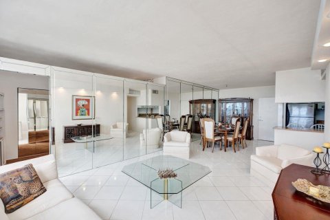 Condo in Miami Beach, Florida, 3 bedrooms  № 2084400 - photo 16