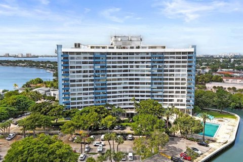 Condo in Miami Beach, Florida, 3 bedrooms  № 2084400 - photo 1