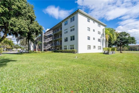 Снять в аренду кондоминиум в Пемброк-Пайнс, Флорида 2 спальни, 96.99м2, № 2000558 - фото 4