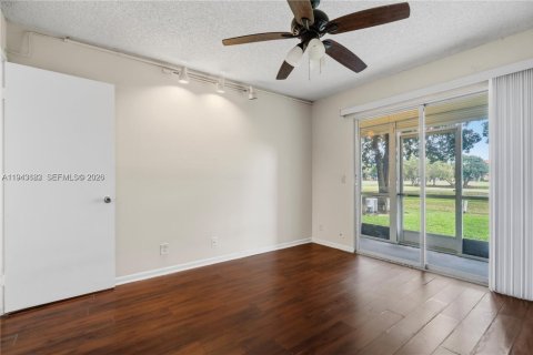 Снять в аренду кондоминиум в Пемброк-Пайнс, Флорида 2 спальни, 96.99м2, № 2000558 - фото 22