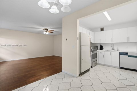 Снять в аренду кондоминиум в Пемброк-Пайнс, Флорида 2 спальни, 96.99м2, № 2000558 - фото 12