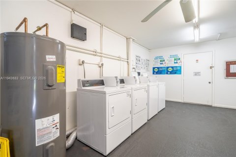 Снять в аренду кондоминиум в Пемброк-Пайнс, Флорида 2 спальни, 96.99м2, № 2000558 - фото 28