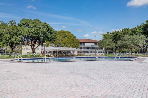 Снять в аренду кондоминиум в Пемброк-Пайнс, Флорида 2 спальни, 96.99м2, № 2000558 - фото 26