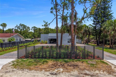 House in Naples, Florida 3 bedrooms, 176.51 sq.m. № 1775334 - photo 2