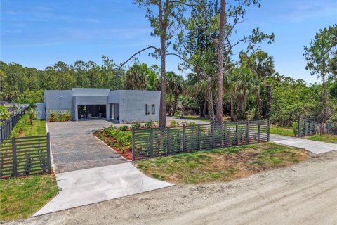 House in Naples, Florida 3 bedrooms, 176.51 sq.m. № 1775334 - photo 3