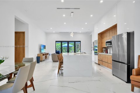 House in Naples, Florida 3 bedrooms, 176.51 sq.m. № 1775334 - photo 13