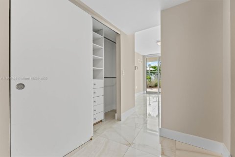 Condo in Miami Beach, Florida, 2 bedrooms № 1925168 - photo 7