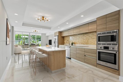 Condo in Miami Beach, Florida, 2 bedrooms № 1925168 - photo 1