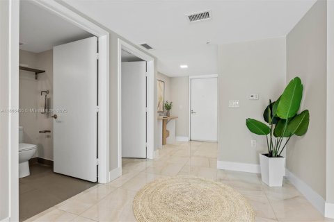 Condo in Miami Beach, Florida, 2 bedrooms № 1925168 - photo 11