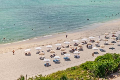 Condo in Miami Beach, Florida, 2 bedrooms № 1925168 - photo 19