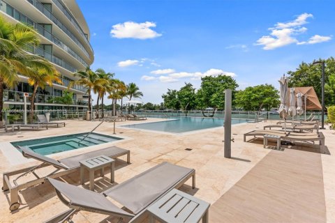 Condo in Miami Beach, Florida, 2 bedrooms № 1925168 - photo 13