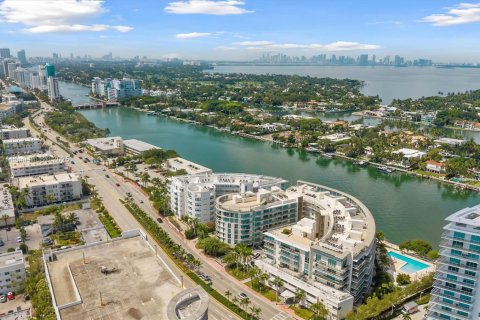 Condo in Miami Beach, Florida, 2 bedrooms № 1925168 - photo 20
