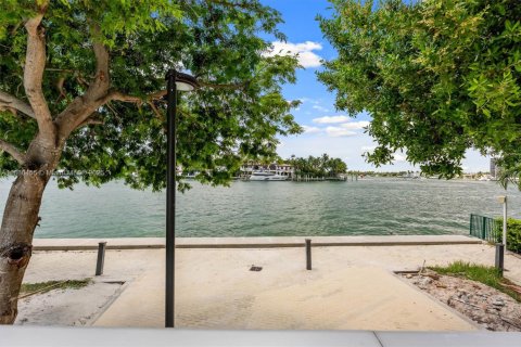 Condo in Miami Beach, Florida, 2 bedrooms № 1925168 - photo 16