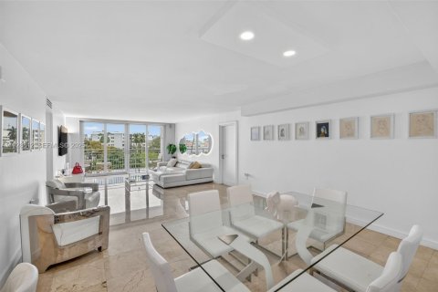 Condominio en venta en Bay Harbor Islands, Florida, 2 dormitorios, 116.87 m2 № 1993631 - foto 5