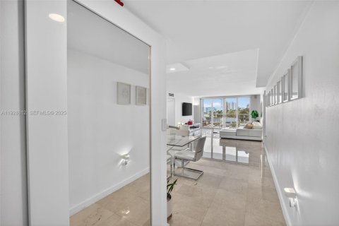 Condominio en venta en Bay Harbor Islands, Florida, 2 dormitorios, 116.87 m2 № 1993631 - foto 18