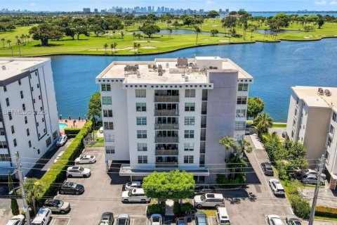 Condominio en venta en Bay Harbor Islands, Florida, 2 dormitorios, 116.87 m2 № 1993631 - foto 2