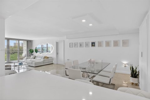 Condominio en venta en Bay Harbor Islands, Florida, 2 dormitorios, 116.87 m2 № 1993631 - foto 21