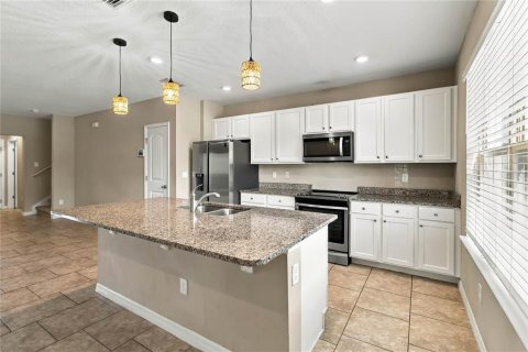 Townhouse in Winter Garden, Florida 3 bedrooms, 151.06 sq.m. № 2402768 - photo 9