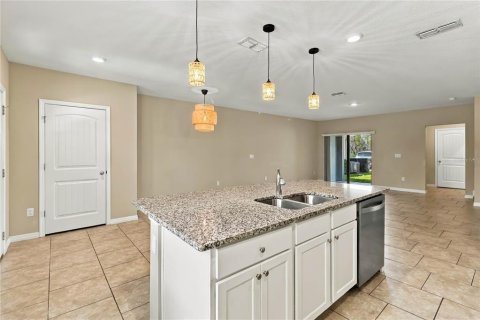 Townhouse in Winter Garden, Florida 3 bedrooms, 151.06 sq.m. № 2402768 - photo 10