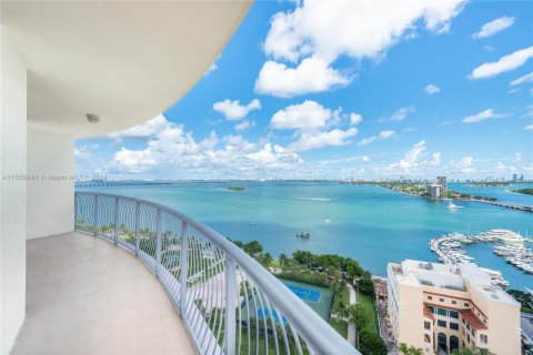 Condo in Miami, Florida, 2 bedrooms  № 1140648 - photo 1
