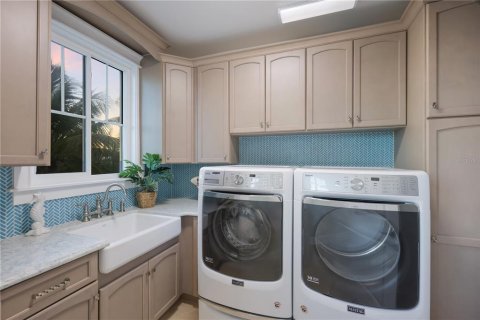House in Anna Maria, Florida 4 bedrooms, 348.85 sq.m. № 2166377 - photo 19