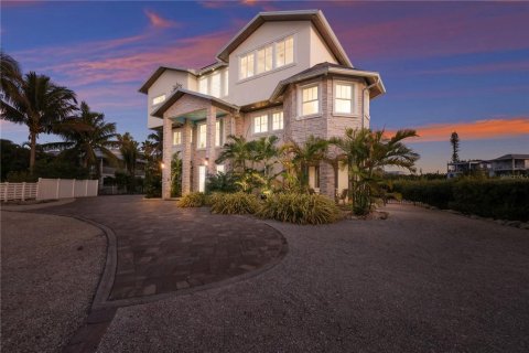 House in Anna Maria, Florida 4 bedrooms, 348.85 sq.m. № 2166377 - photo 4
