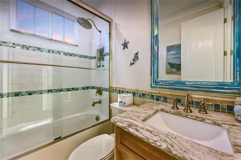 House in Anna Maria, Florida 4 bedrooms, 348.85 sq.m. № 2166377 - photo 25