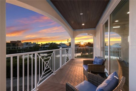 House in Anna Maria, Florida 4 bedrooms, 348.85 sq.m. № 2166377 - photo 17
