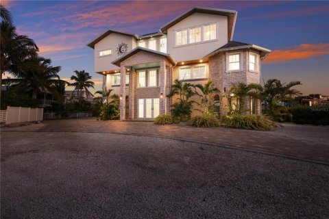 House in Anna Maria, Florida 4 bedrooms, 348.85 sq.m. № 2166377 - photo 5