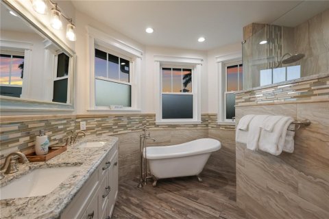 House in Anna Maria, Florida 4 bedrooms, 348.85 sq.m. № 2166377 - photo 15