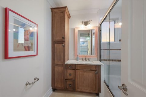 House in Anna Maria, Florida 4 bedrooms, 348.85 sq.m. № 2166377 - photo 22