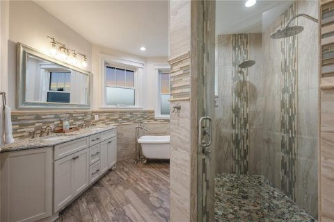 House in Anna Maria, Florida 4 bedrooms, 348.85 sq.m. № 2166377 - photo 14