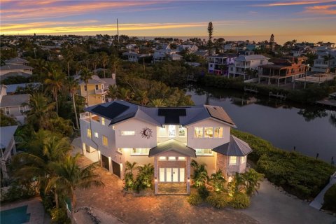 House in Anna Maria, Florida 4 bedrooms, 348.85 sq.m. № 2166377