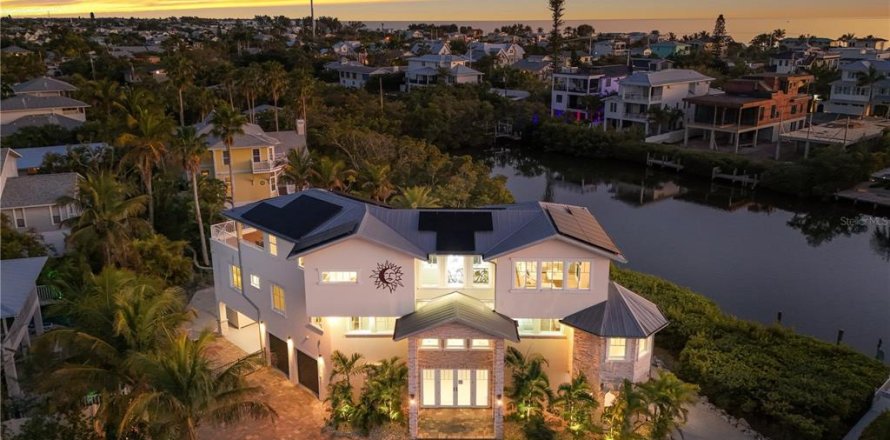 House in Anna Maria, Florida 4 bedrooms, 348.85 sq.m. № 2166377
