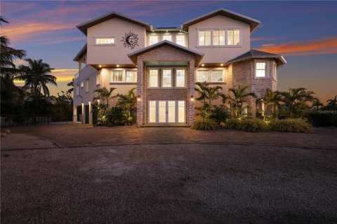 House in Anna Maria, Florida 4 bedrooms, 348.85 sq.m. № 2166377 - photo 2