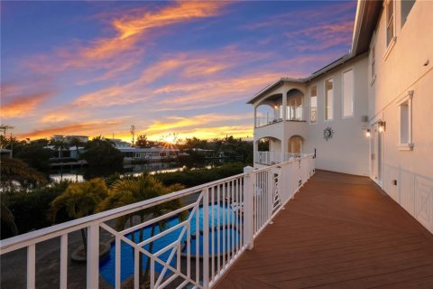 House in Anna Maria, Florida 4 bedrooms, 348.85 sq.m. № 2166377 - photo 18