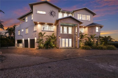 House in Anna Maria, Florida 4 bedrooms, 348.85 sq.m. № 2166377 - photo 3