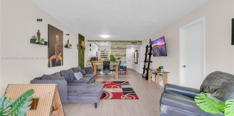 Кондоминиум с 2 спальнями в Дейви, Флорида № 1931657