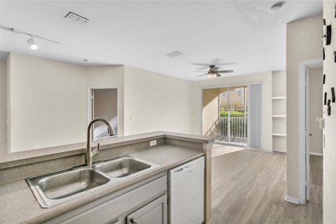 Condo in Maitland, Florida, 2 bedrooms  № 1597550 - photo 12