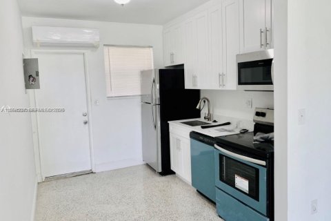 Снять в аренду виллу или дом в Майами, Флорида 1 спальня, 65.03м2, № 2020693 - фото 2