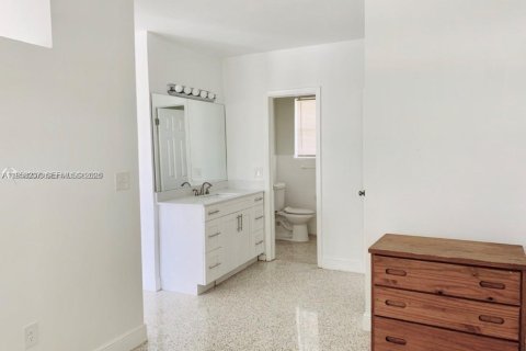 Снять в аренду виллу или дом в Майами, Флорида 1 спальня, 65.03м2, № 2020693 - фото 5