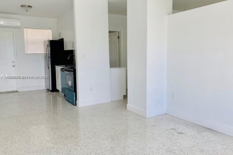 Снять в аренду виллу или дом в Майами, Флорида 1 спальня, 65.03м2, № 2020693 - фото 6